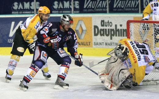 Photo hockey Ligue Magnus - Play-off : 1/4 de finale, match 1 : Grenoble  vs Strasbourg  - Grenoble fait le mtier