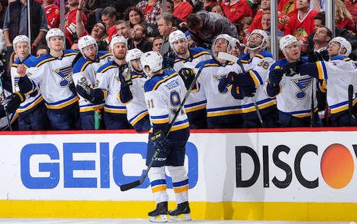 Photo hockey NHL : National Hockey League - AHL - NHL : National Hockey League - AHL - NHL : Chicago, un genou  terre.