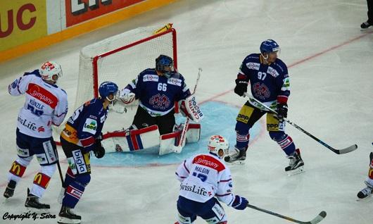 Photo hockey Suisse - National League - Suisse - National League : Bienne (EHC Biel-Bienne) - NLA : EHC Bienne mange une tranche de lion