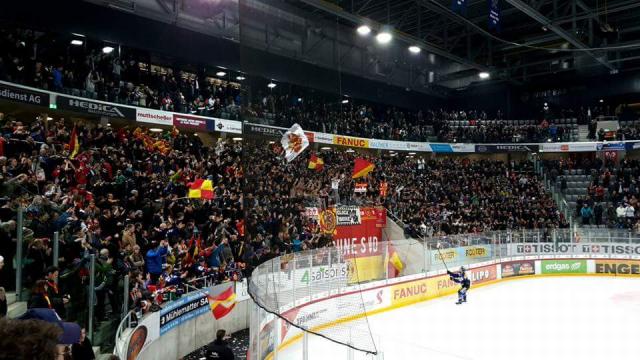 Photo hockey Suisse - National League - Suisse - National League : Bienne (EHC Biel-Bienne) - NLA: La tour tombe