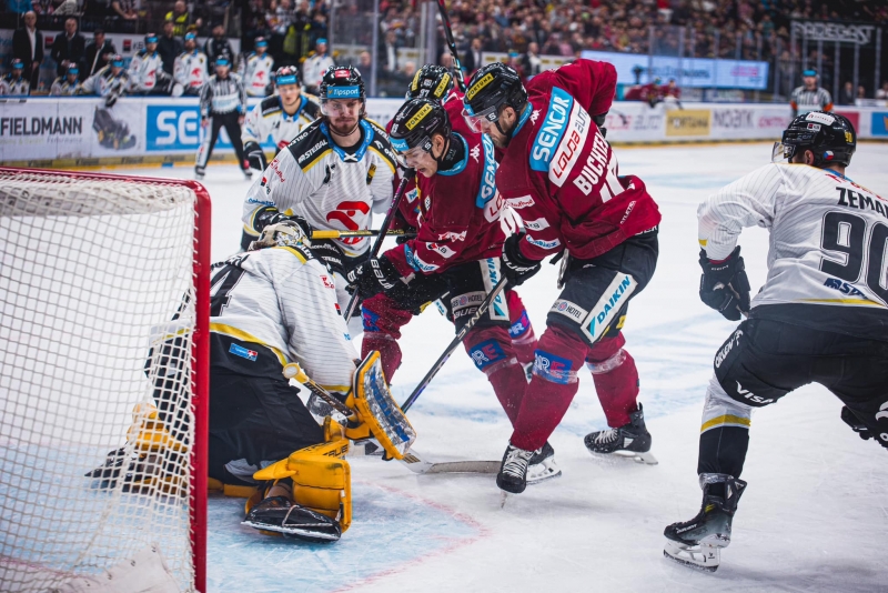 Photo hockey TELH - Tipsport Extraliga Lednho Hokeje - TELH - Tipsport Extraliga Lednho Hokeje - TELH : Le leader trace sa route