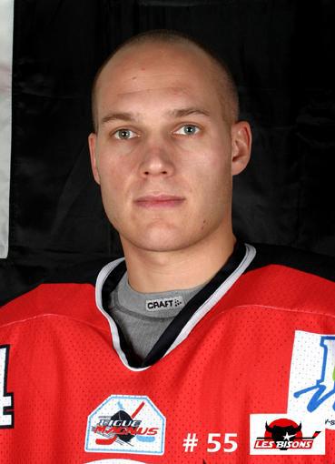 Photo hockey Evry : Nicolas Pousset franchit le pas - Division 2 : Evry  (Les Peaux Rouges Evry Centre Essonne)