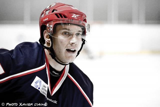 Photo hockey  Evry, Nicolas Pousset  se livre - Division 2 : Evry  (Les Peaux Rouges Evry Centre Essonne)