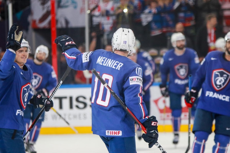 Photo hockey Laurent Meunier: Un homme dans un groupe - Suisse - National League : Fribourg (Fribourg-Gottron)