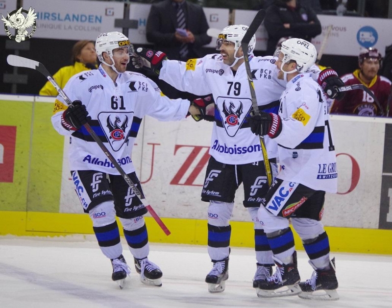 Photo hockey Laurent Meunier: Un homme dans un groupe - Suisse - National League : Fribourg (Fribourg-Gottron)