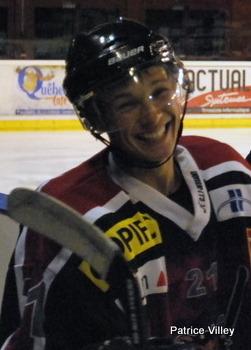 Photo hockey D1 Bordeaux : Maxime Couturier bless - Division 1 : Bordeaux (Les Boxers)
