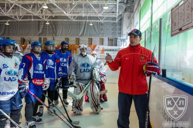 Photo hockey Emelin entrane les jeunes - Hockey en Europe