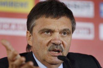 Photo hockey IIHF : Ren Fasel accus  - Hockey dans le Monde