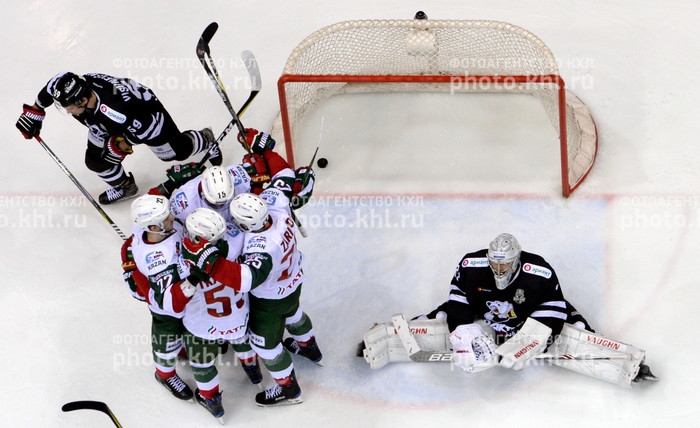 Photo hockey KHL : A un coup de patte - KHL - Kontinental Hockey League
