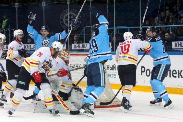 Photo hockey KHL : De plus en plus prs - KHL - Kontinental Hockey League