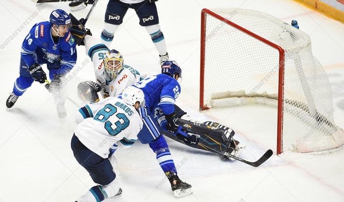 Photo hockey KHL : Duel de félins - KHL - Kontinental Hockey League