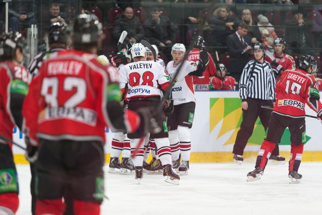 Photo hockey KHL : La bataille fait rage - KHL - Kontinental Hockey League Photo hockey KHL : La bataille fait rage - KHL - Kontinental Hockey League