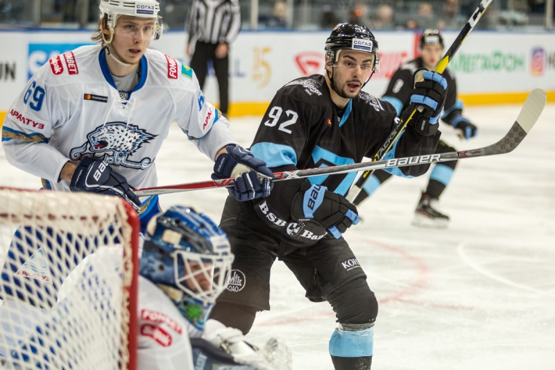 Photo hockey KHL : La panthre vite la charge du bison - KHL - Kontinental Hockey League