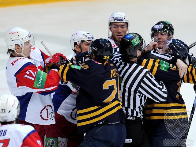 Photo hockey KHL : La tte sous l