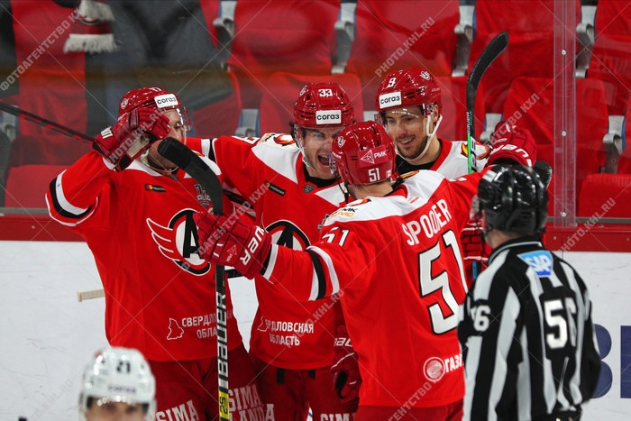 Photo hockey KHL : La voiture rouge repart - KHL - Kontinental Hockey League