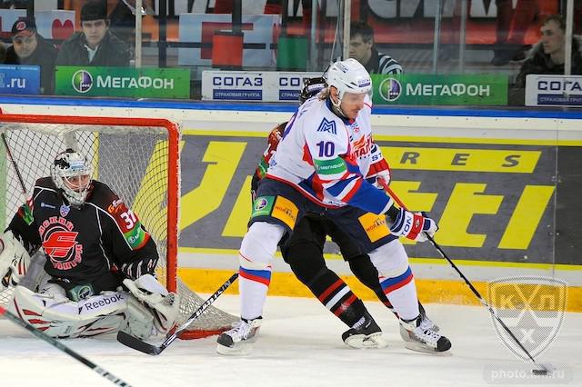 Photo hockey KHL : Le coup de marteau - KHL - Kontinental Hockey League