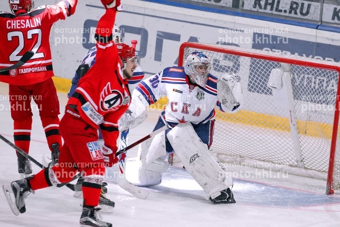 Photo hockey KHL : Le gant passe sous les roues - KHL - Kontinental Hockey League