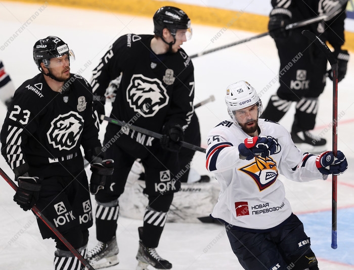 Photo hockey KHL : Le marteau met en pièces le tracteur - KHL - Kontinental Hockey League
