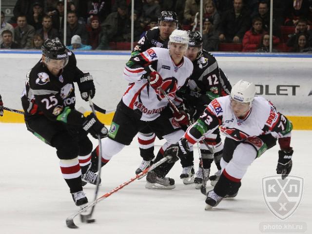 Photo hockey KHL : Le Traktor sort de l