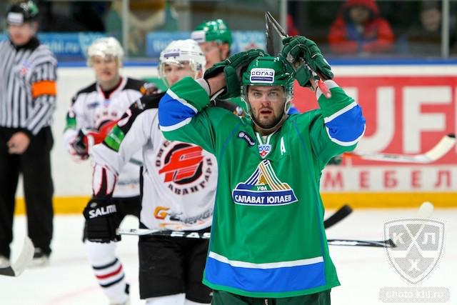 Photo hockey KHL : Oufa a du plomb dans l