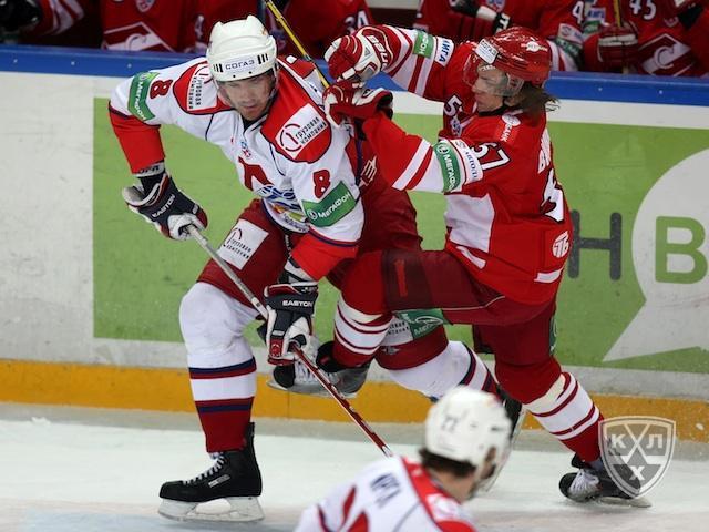 Photo hockey KHL : Pass sous le train  - KHL - Kontinental Hockey League