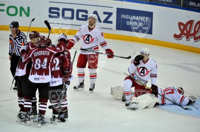Photo hockey KHL : Retourne accrobatique - KHL - Kontinental Hockey League