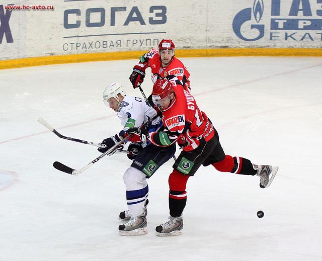 Photo hockey KHL : Un bon coup d