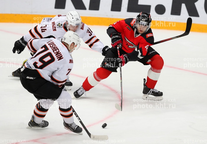 Photo hockey KHL : Un plume vers le ciel - KHL - Kontinental Hockey League