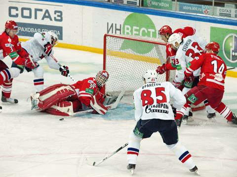 Photo hockey KHL : Un tr�s grand bonhomme - KHL - Kontinental Hockey League