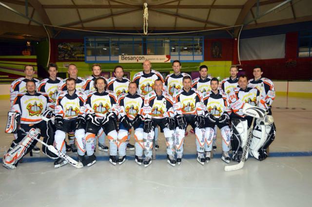 Photo hockey Loisirs : Bagarre pour la première place - Hockey Loisir Photo hockey Loisirs : Bagarre pour la première place - Hockey Loisir