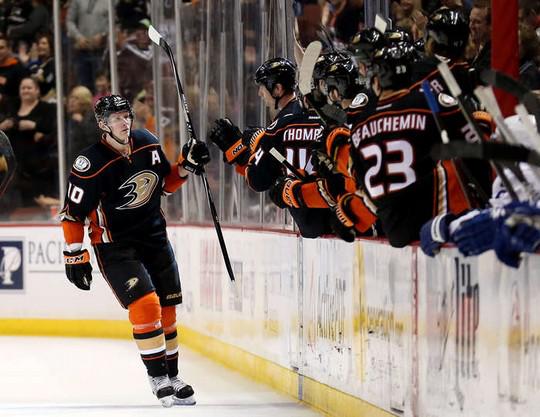 Photo hockey NHL : Corey Perry frappe 3 fois - NHL : National Hockey League - AHL