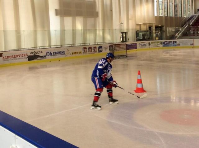 Photo hockey Tim Bozon remonte sur la glace - Hockey dans le Monde