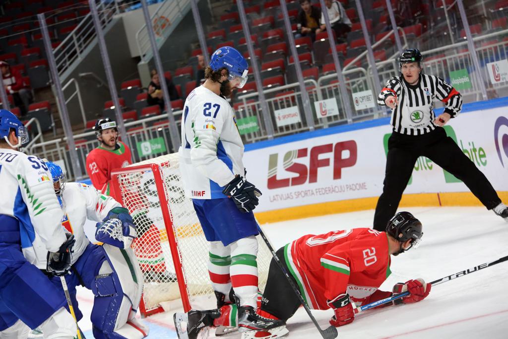 Photo hockey match Hungary - Italy