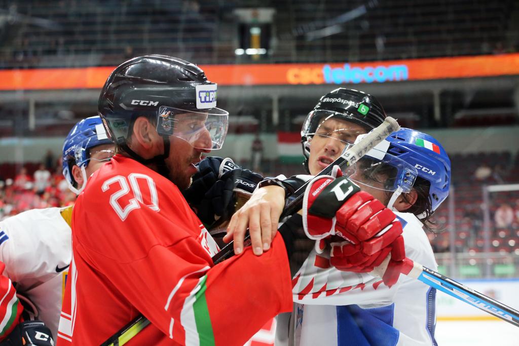 Photo hockey match Hungary - Italy