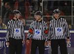 Photo hockey reportage Les arbitres en folie...
