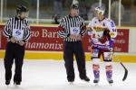 Photo hockey reportage Les arbitres en folie...