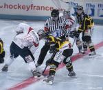 Photo hockey reportage Les arbitres en folie...