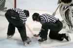 Photo hockey reportage Les arbitres en folie...
