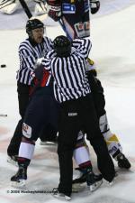 Photo hockey reportage Les arbitres en folie...