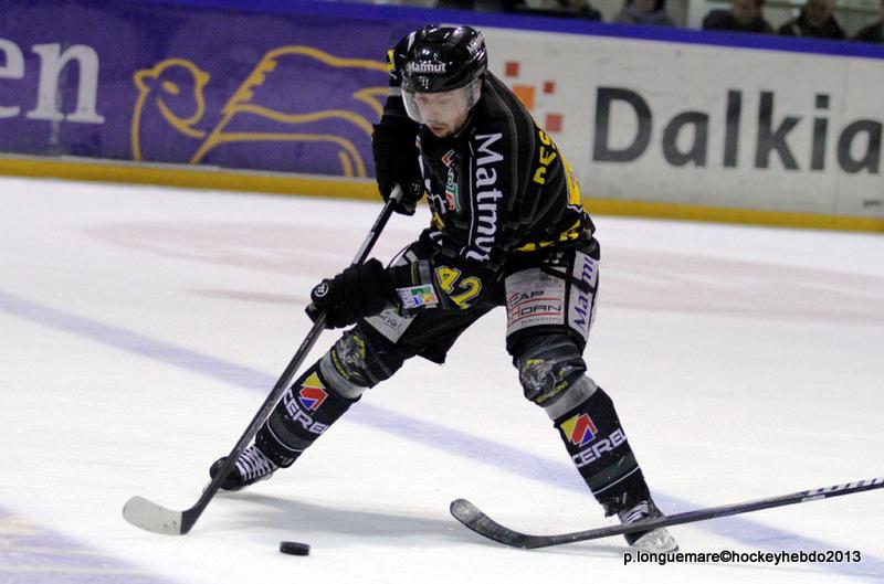 Photo hockey reportage Les Ducs survolent la rencontre 