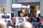 Photo hockey reportage Mark Streit a prsent la Coupe Stanley aux Suisses