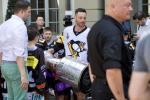 Photo hockey reportage Mark Streit a prsent la Coupe Stanley aux Suisses