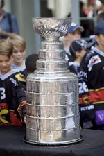 Photo hockey reportage Mark Streit a prsent la Coupe Stanley aux Suisses