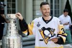 Photo hockey reportage Mark Streit a prsent la Coupe Stanley aux Suisses