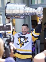 Photo hockey reportage Mark Streit a prsent la Coupe Stanley aux Suisses