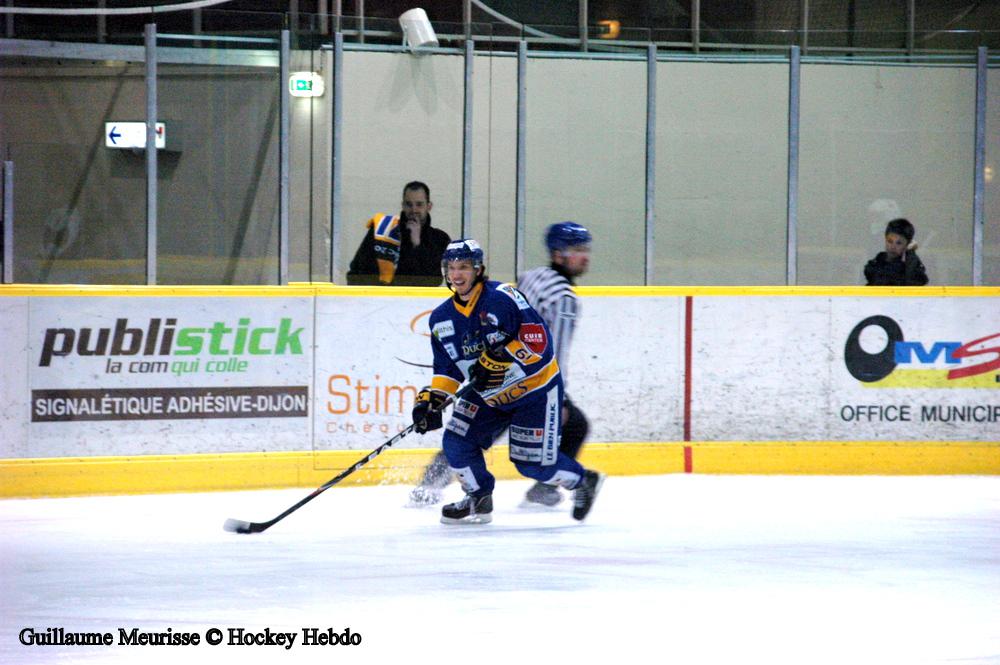 Photo hockey reportage The show goes on