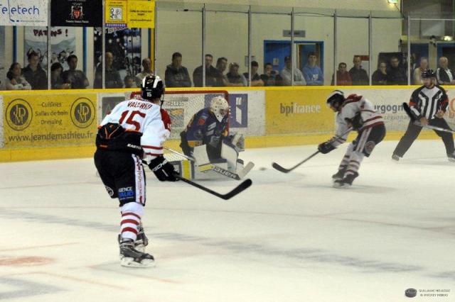 Photo hockey Coupe de la Ligue ARCHIVES - Coupe de la Ligue : 1/8ème, 1ère journée : Dijon  vs Morzine-Avoriaz - Dijon entre du bon patin