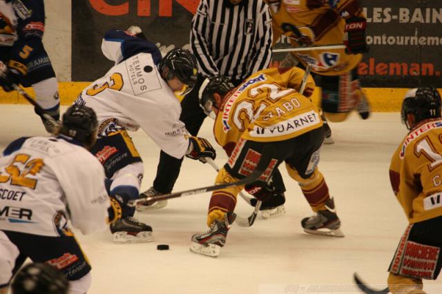 Photo hockey Coupe de la Ligue ARCHIVES - Coupe de la Ligue : 1/8ème, 4ème journée  : Morzine-Avoriaz vs Chamonix  - Un partout, balle au centre