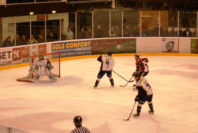 Photo hockey Coupe de la Ligue ARCHIVES - Coupe de la Ligue : 1/8ème, 5ème journée : Morzine-Avoriaz vs Chamonix - Des Pingouins à deux visages Photo hockey Coupe de la Ligue ARCHIVES - Coupe de la Ligue : 1/8ème, 5ème journée : Morzine-Avoriaz vs Chamonix - Des Pingouins à deux visages