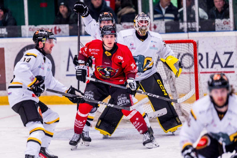 Photo hockey Division 1 - Division 1 : 16ème journée : Morzine-Avoriaz vs Chambéry - Dix de chute...